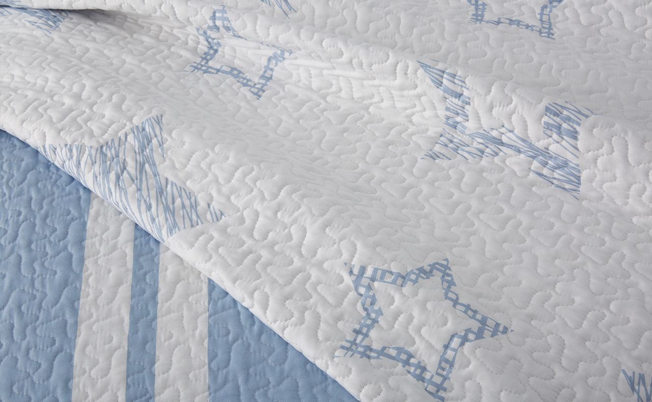 COLCHA BOUTI REVERSIBLE ESTAMPADO RAYAS/ESTRELLAS AZUL CELESTE Y BLANCO